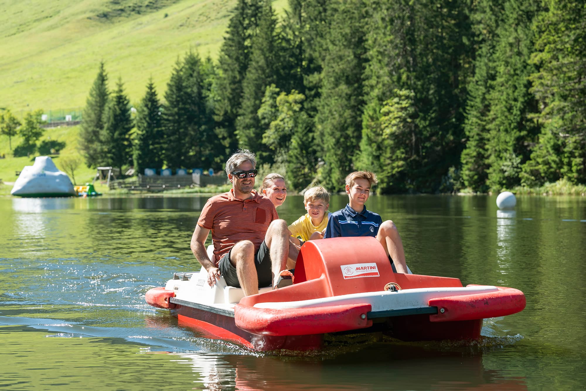 Familienurlaub mit tollen Aktivitäten wie Tretbootfahren am See beim Sommerurlaub mit Magic Mountains in Zauchensee im Salzburgerland