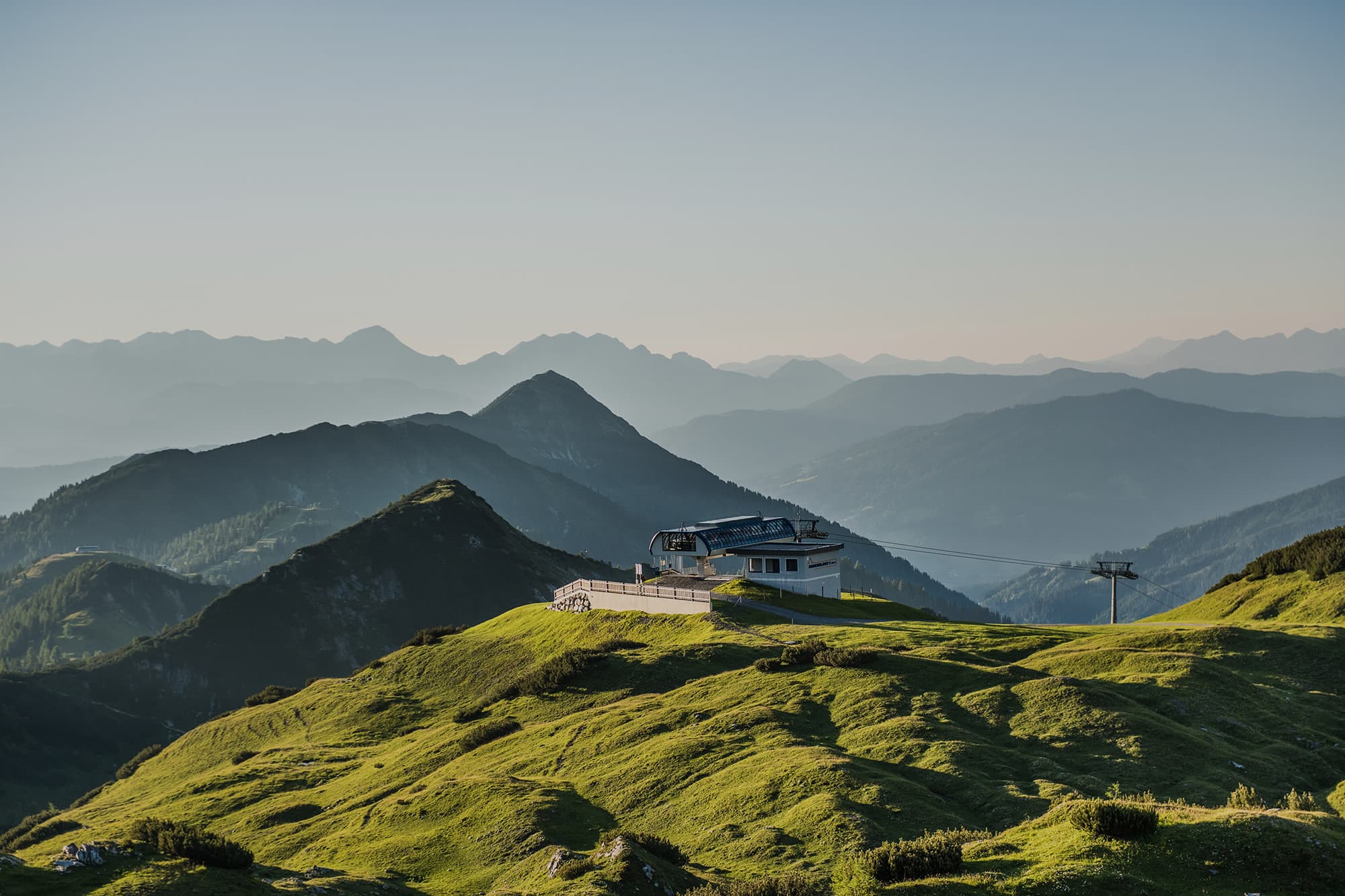 Wanderparadies Altenmarkt-Zauchensee, perfekt für Wanderungen im Sommer ab dem Gamskogel nach der Auffahrt mit der Gamskogelbahn - im Bild eine Bergstation in Zauchensee