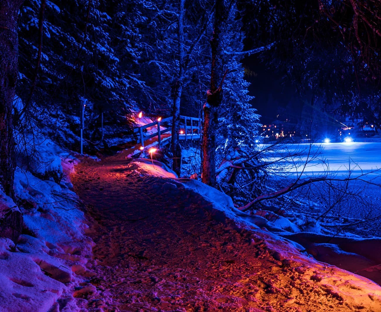Beleuchteter schneebedeckter Weg