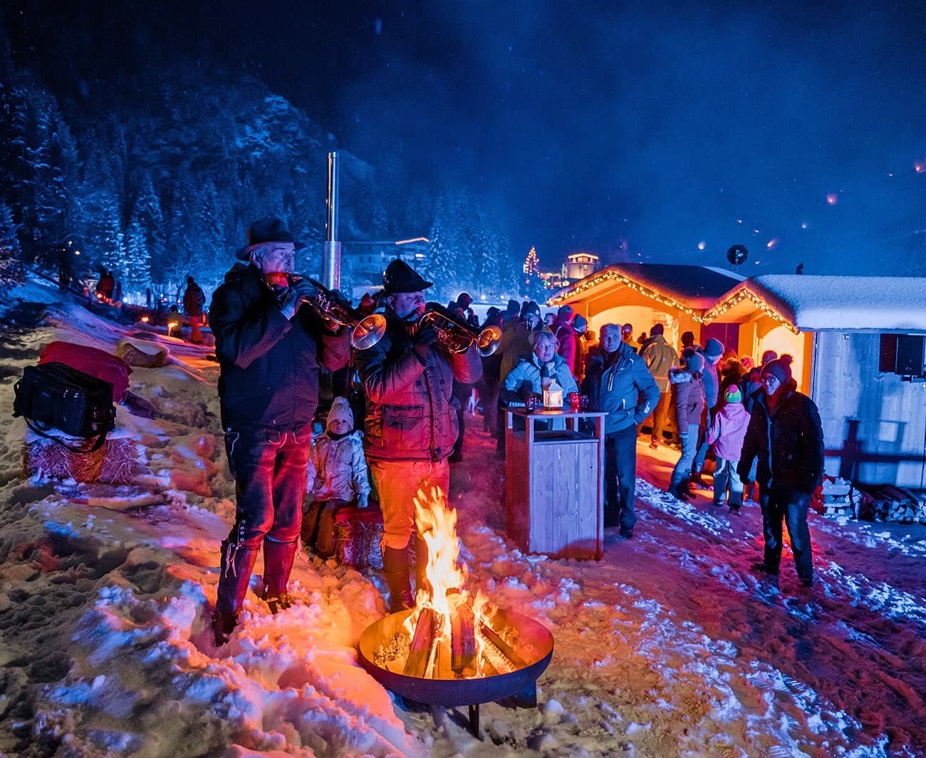 Weisenbläser rund ums Feuer