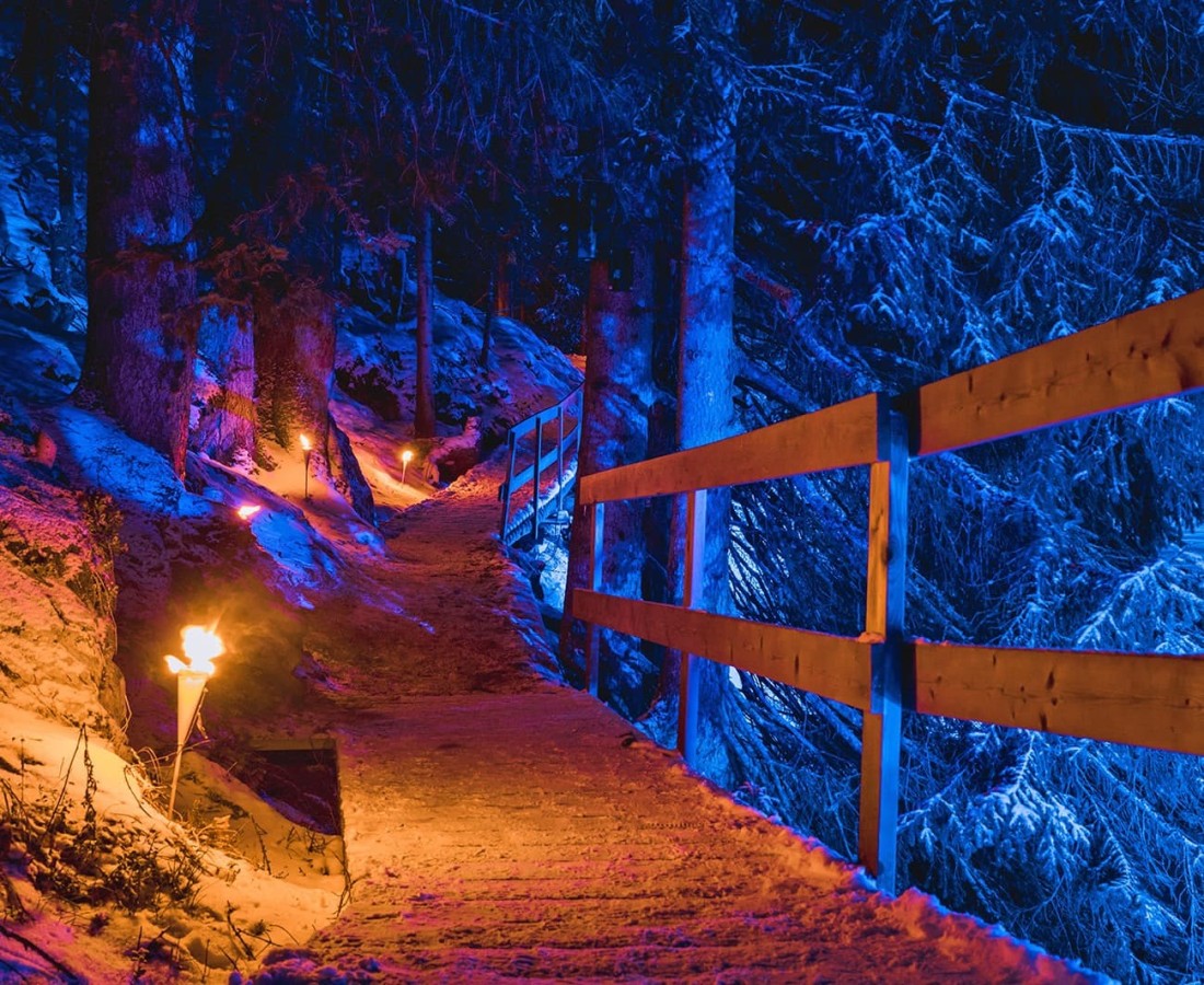 Beleuchteter Wanderweg im Winter beim Bergsee Advent in Zauchensee