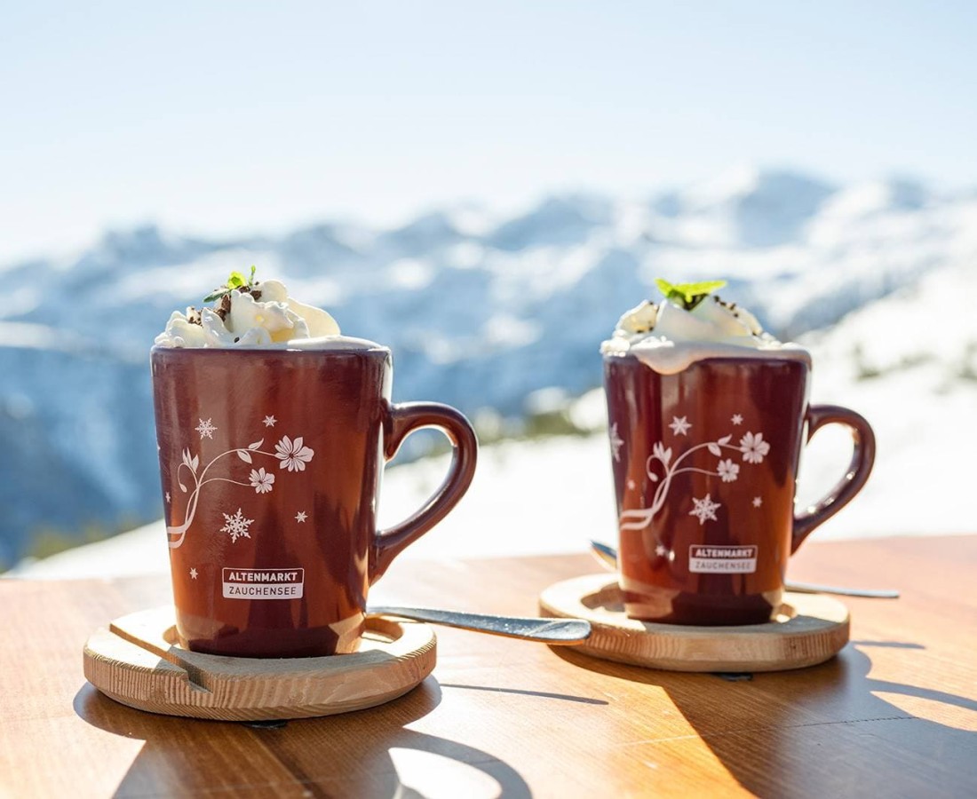 Heißer Kakao mit Sahne auf einer Skihütte