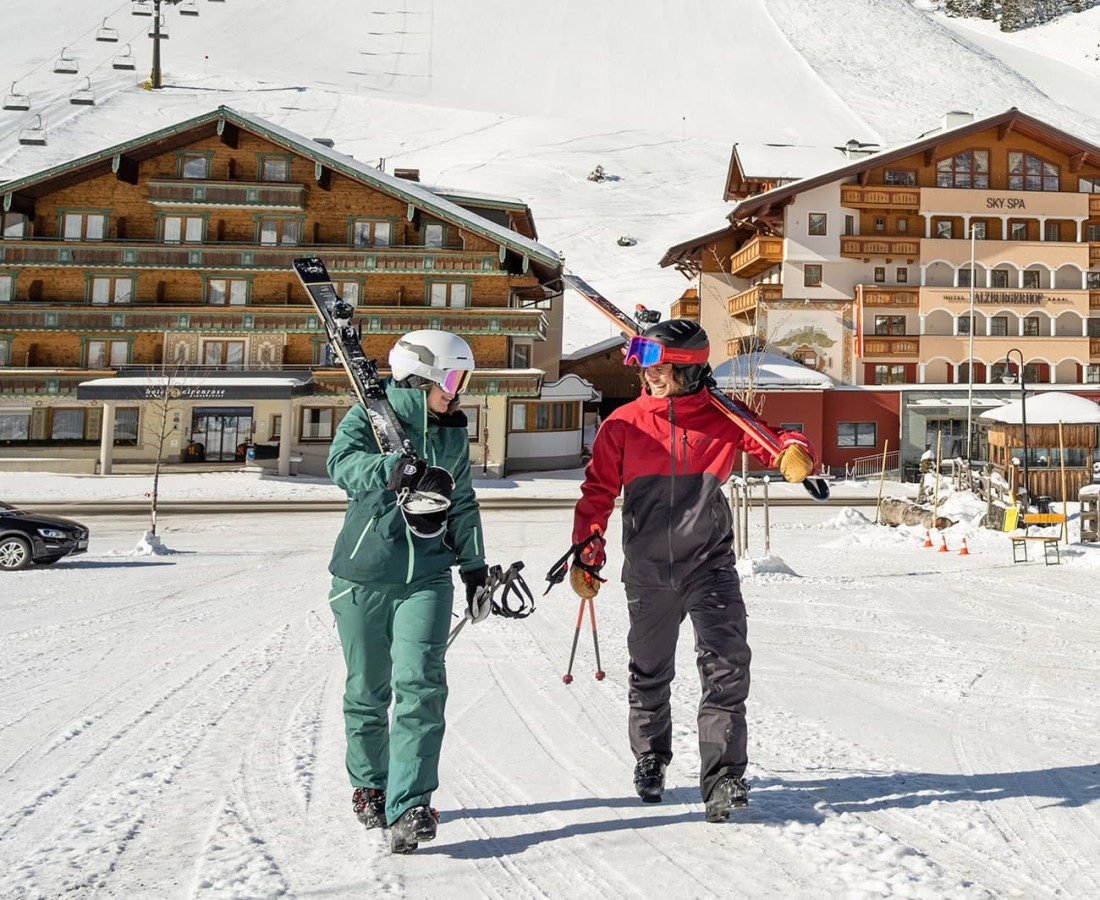 Skifahrer unterwegs in Zauchensee zur Unterkunft
