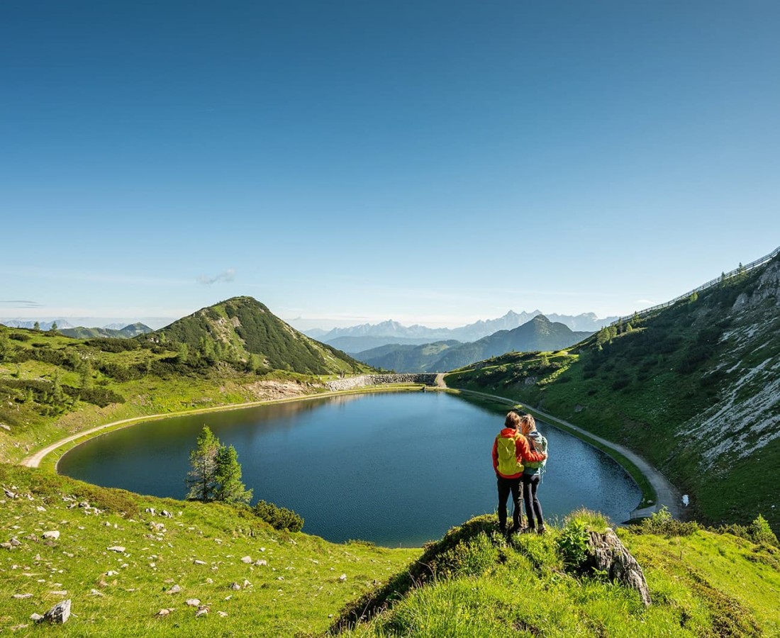 Wanderer blicken zum Seekarsee