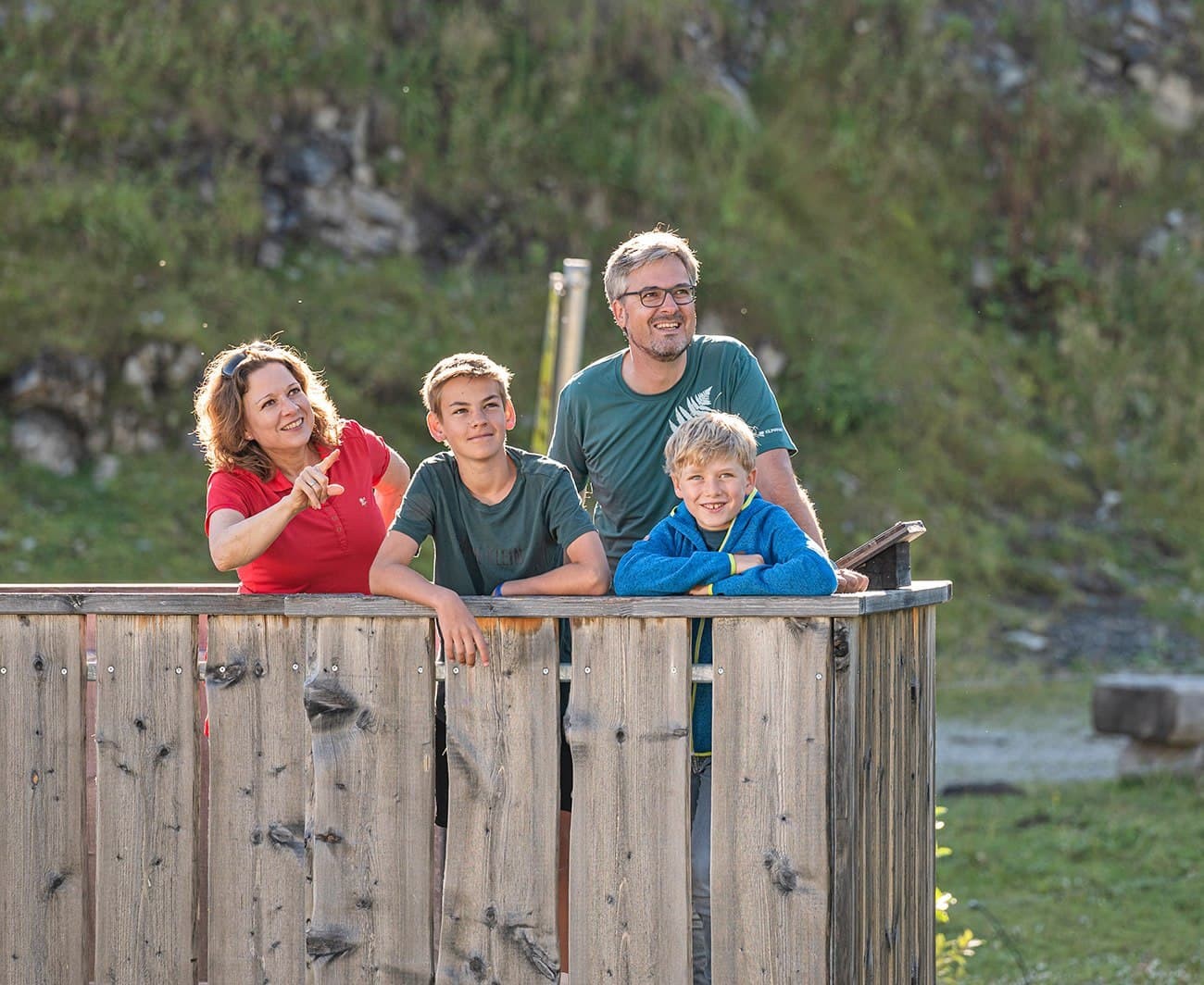 Familie auf dem Aussichtssteg beim Speichersee Seekarsee