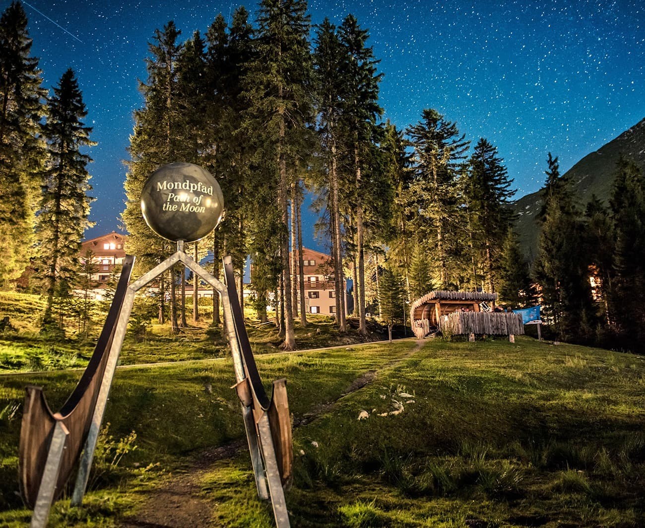 Sternenklarer Himmel über dem Mondpfad-Eingang im Wald in Zauchensee