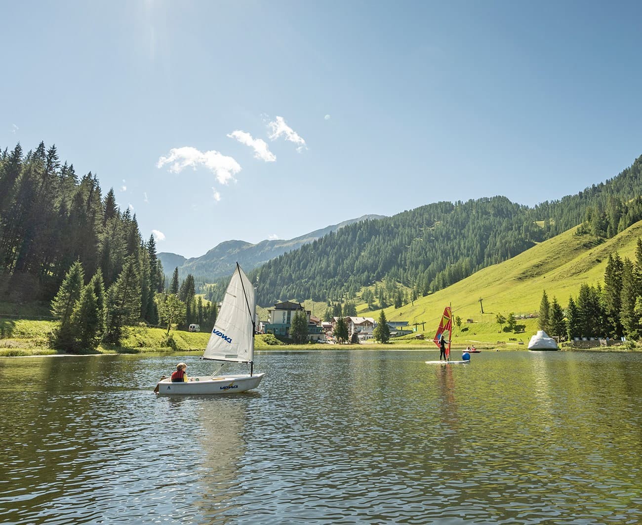 Segler und Surfer im Zauchensee