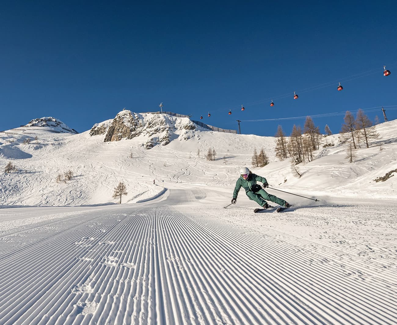 Skifahrer auf perfekt präparierte Pisten im Skigebiet Zauchensee-Flachauwinkl in Ski amadé