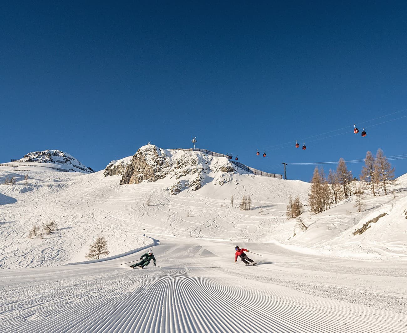 Skifahrer auf den sonnigen Pisten im Skigebiet Zauchensee-Flachauwinkl