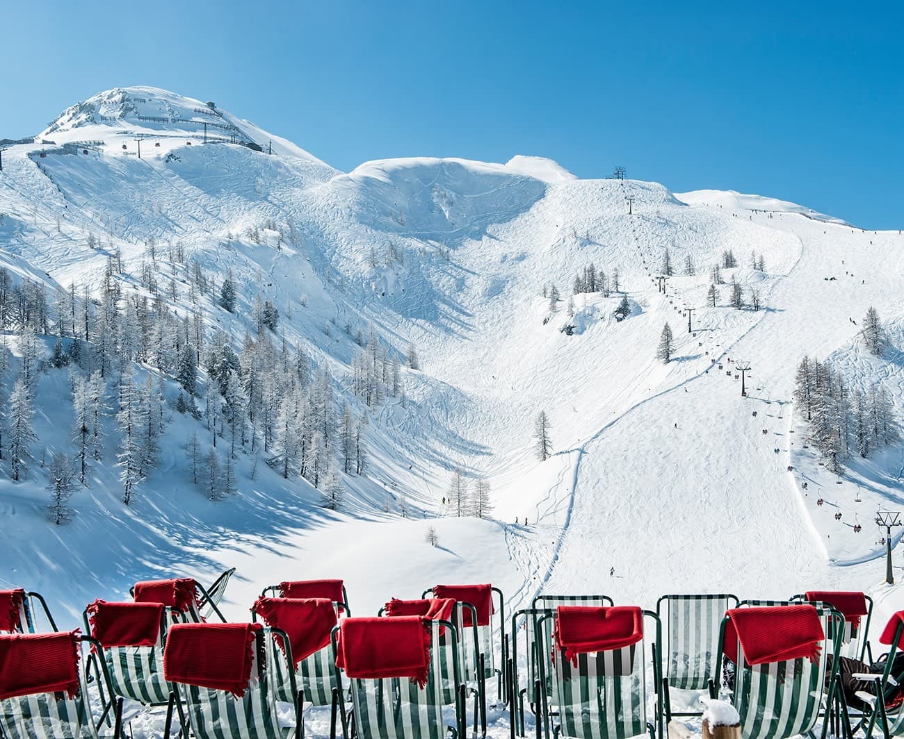 Liegestühle stehen für alle Sonnenskifahrer bereit mit einem herrlichen Panoramablick über das Skigebiet Zauchensee